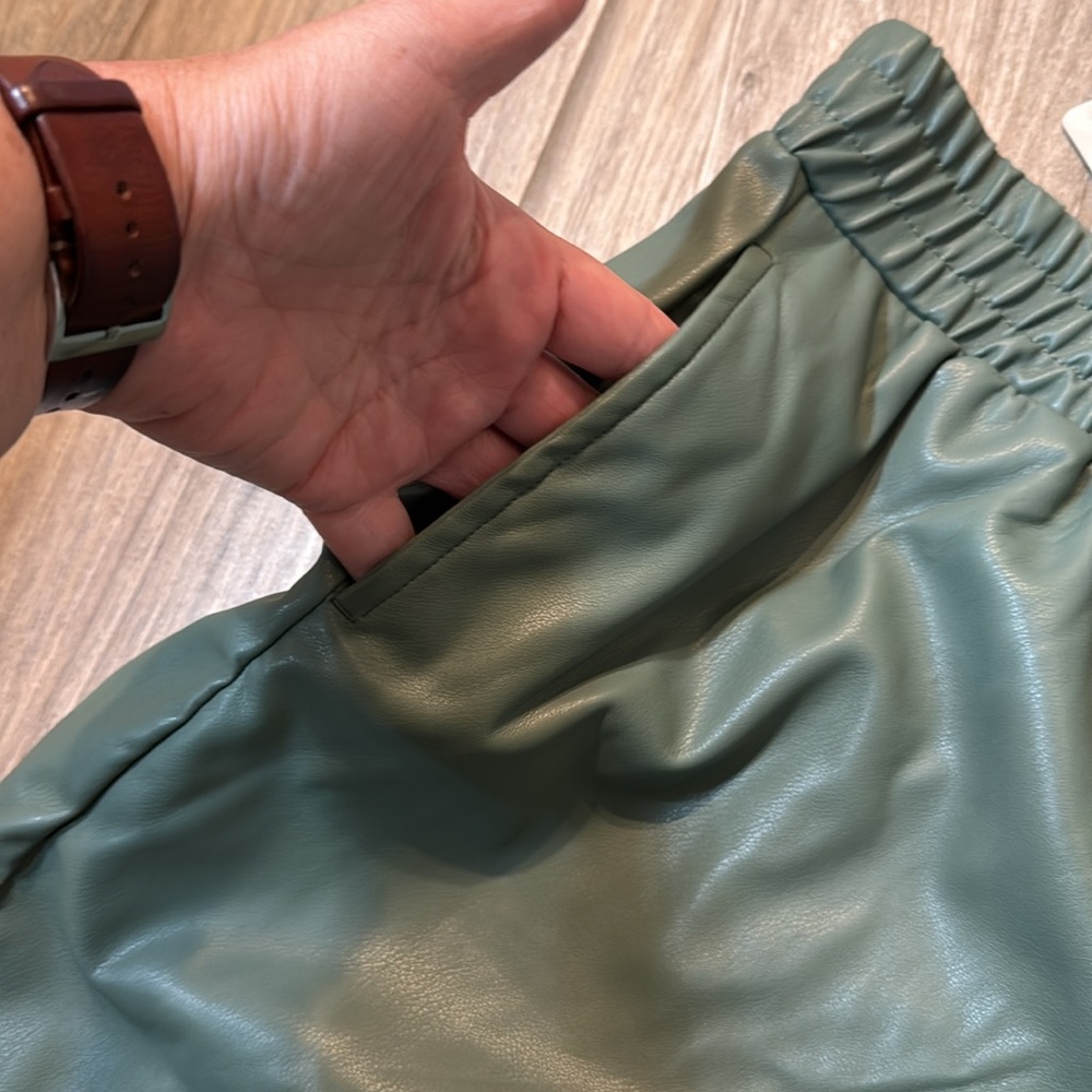 Fabletics Vegan Leather High-Waisted Short Size Medium‎ NWT - Picture 5 of 12